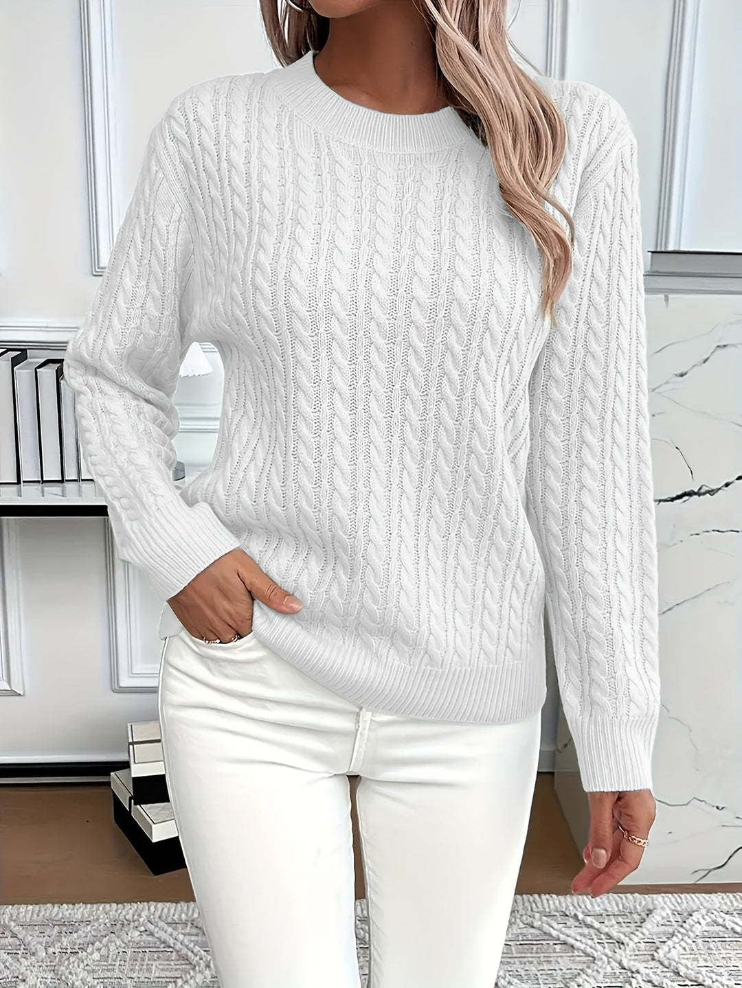 Damski sweter z warkoczami zestawiony z eleganckimi spodniami