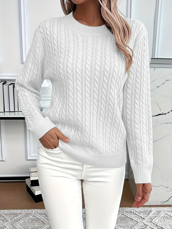Damski sweter z warkoczami zestawiony z eleganckimi spodniami