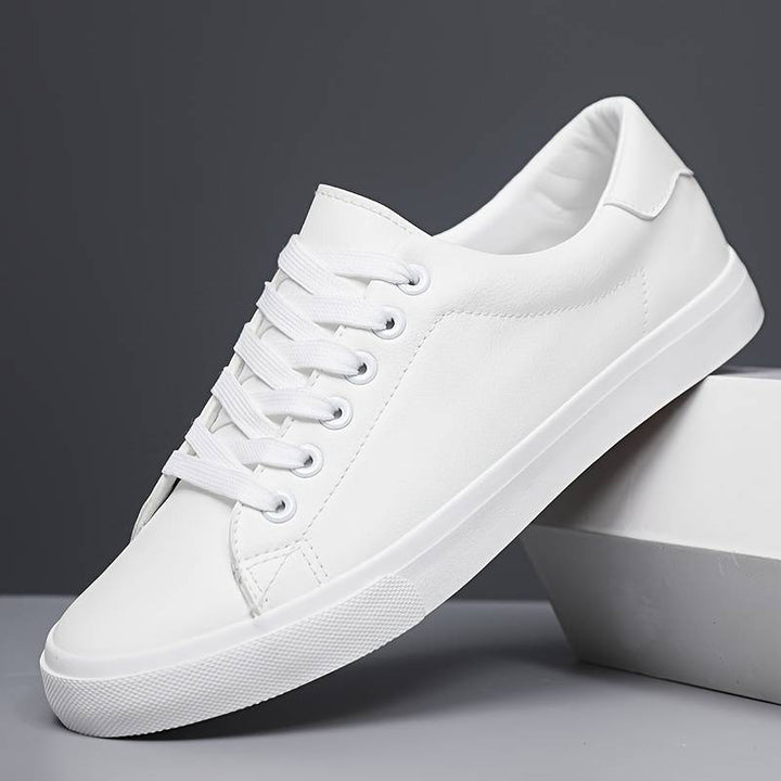 Stylowe obuwie męskie smart casual, białe sneakersy od góry