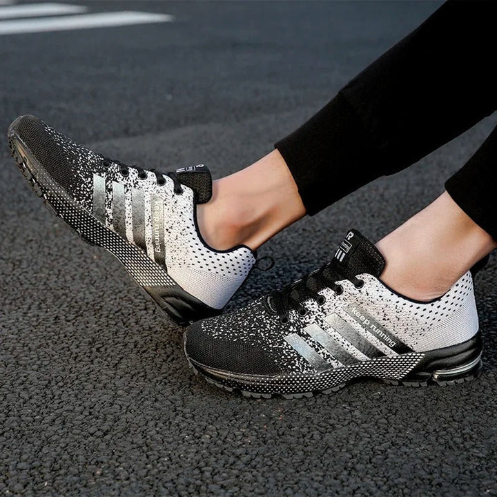 Buty sportowe do biegania w wersji czarno-białej pod kątem