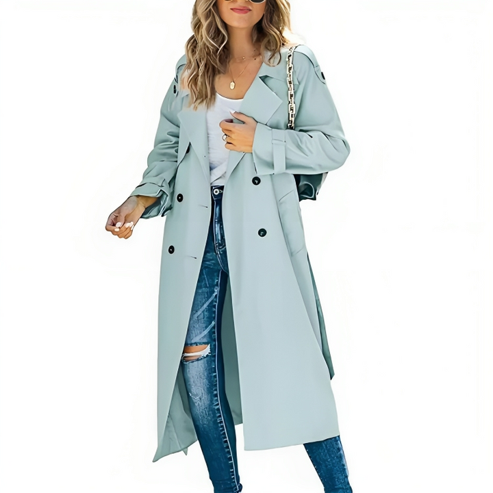 Kobieta w jasnoniebieskim trenczu Bexley w stylizacji miejskiej