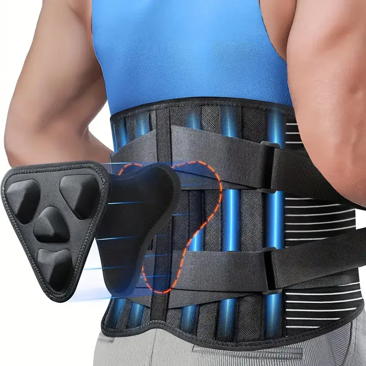 Mężczyzna noszący czarny stabilizator lędźwiowy z widoczną poduszką masującą