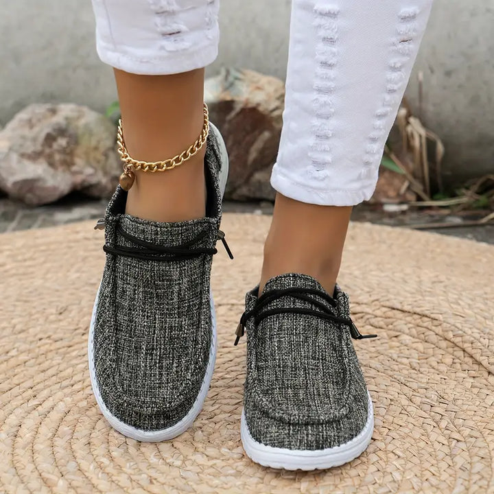 Stylowe buty damskie wsuwane, zbliżenie na materiał i strukturę
