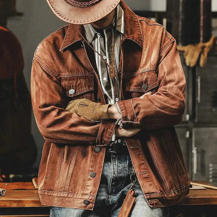 Mężczyzna w brązowej kurtce dżinsowej w stylu retro