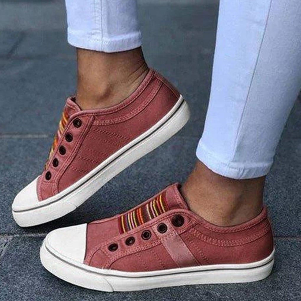 Czerwone damskie buty casual na nodze