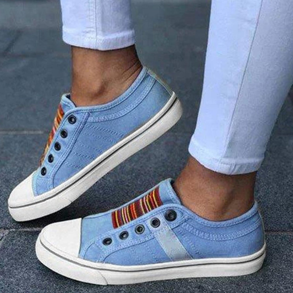 Niebieskie damskie buty casual na nodze