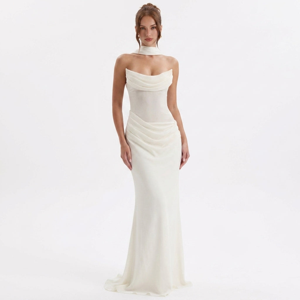 Kobieta prezentująca elegancką białą sukienkę maxi z drapowaniem