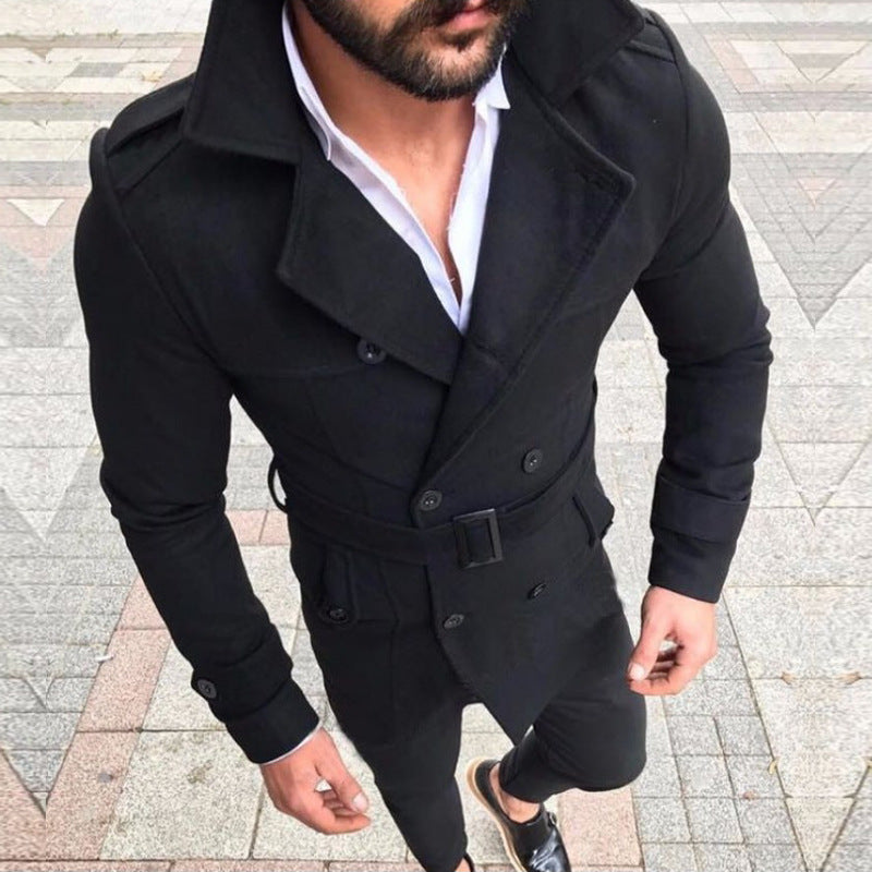 Tył eleganckiego męskiego trencza z paskiem i rozcięciem