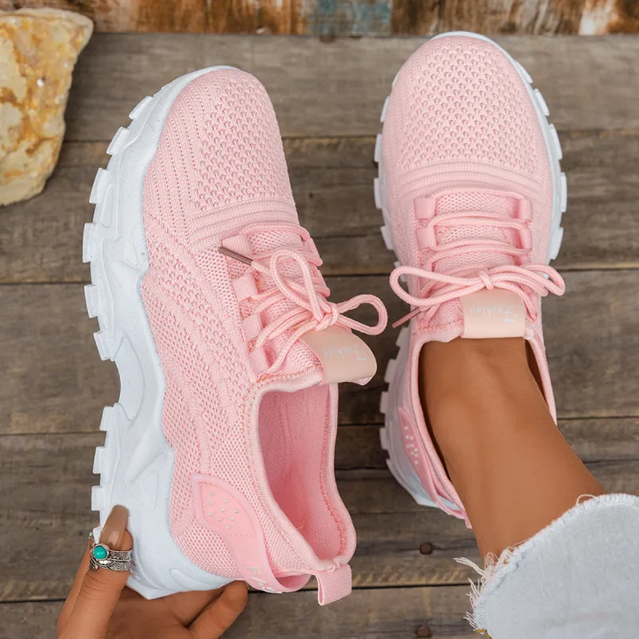 Wygodne sneakersy damskie w ujęciu z tyłu z miękką piętą