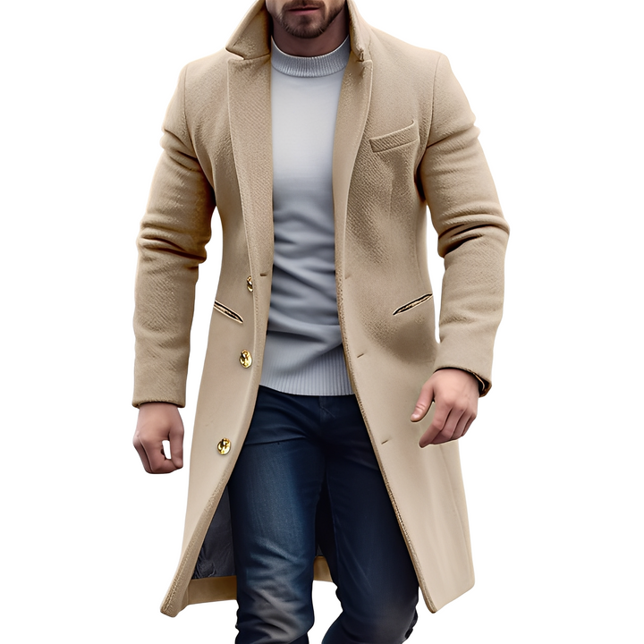Męski elegancki długi płaszcz w kolorze khaki z kołnierzem stójką prezentowany na sylwetce
