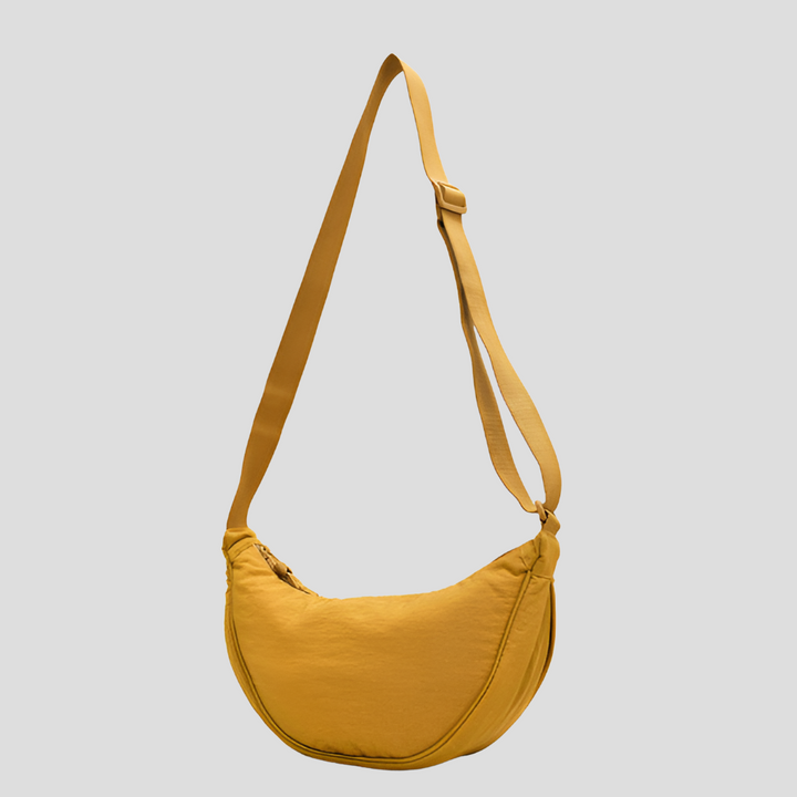 Czarna torba na ramię dla kobiet leżąca na stole, modna torba shopper z uchwytami