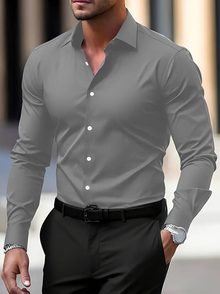 Mężczyzna w jasnoszarej eleganckiej koszuli męskiej slim fit