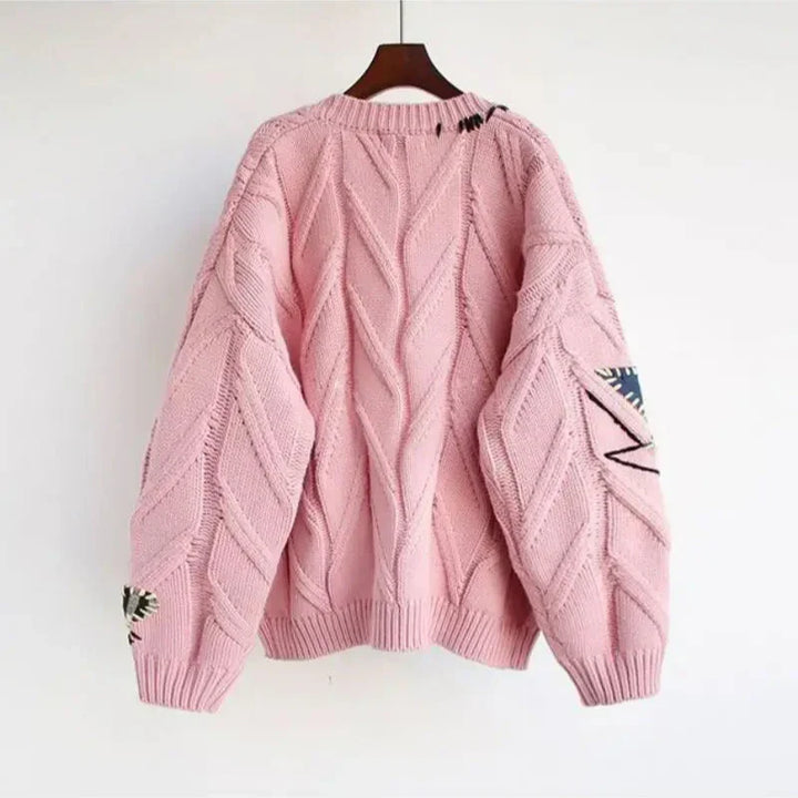 Różowy damski sweter z haftem patchwork widziany od tyłu