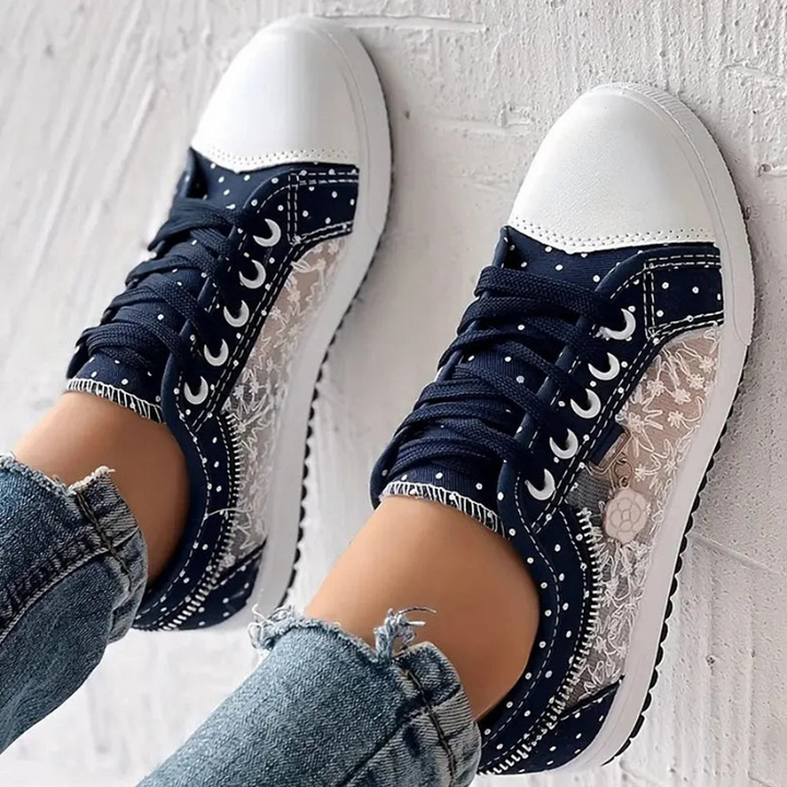 Podeszwa i boczny profil modnych błękitnych sneakersów damskich