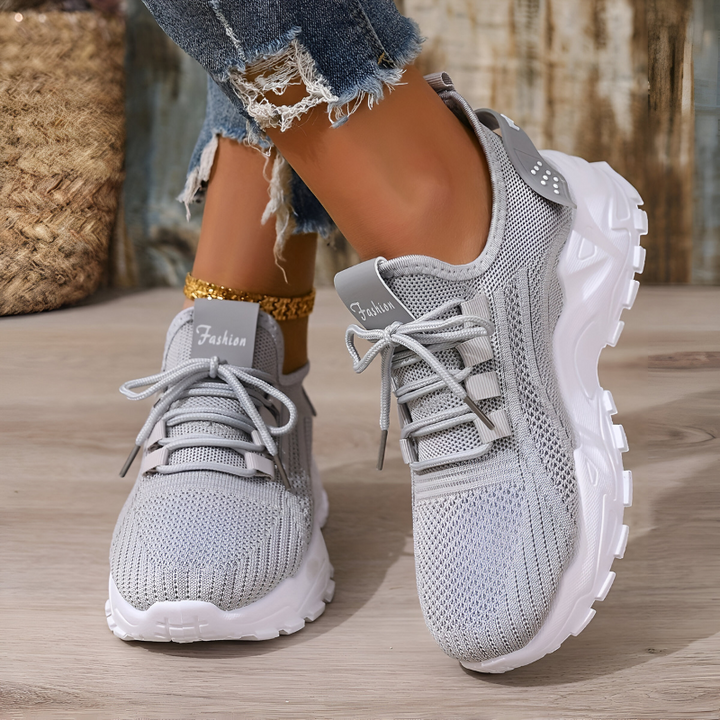 Buty codzienne ortopedyczne prezentowane na stopie modelki