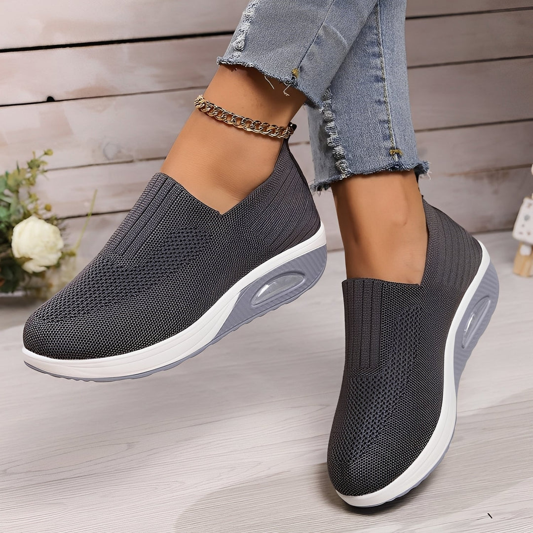 Oddychające buty sportowe damskie w kolorze czarnym, widok z profilu na podeszwę