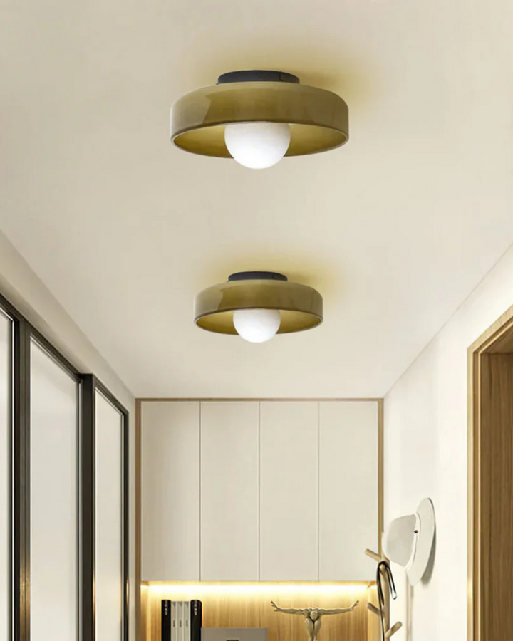 Stylowa lampa dekoracyjna ścienna i sufitowa w aranżacji sypialni