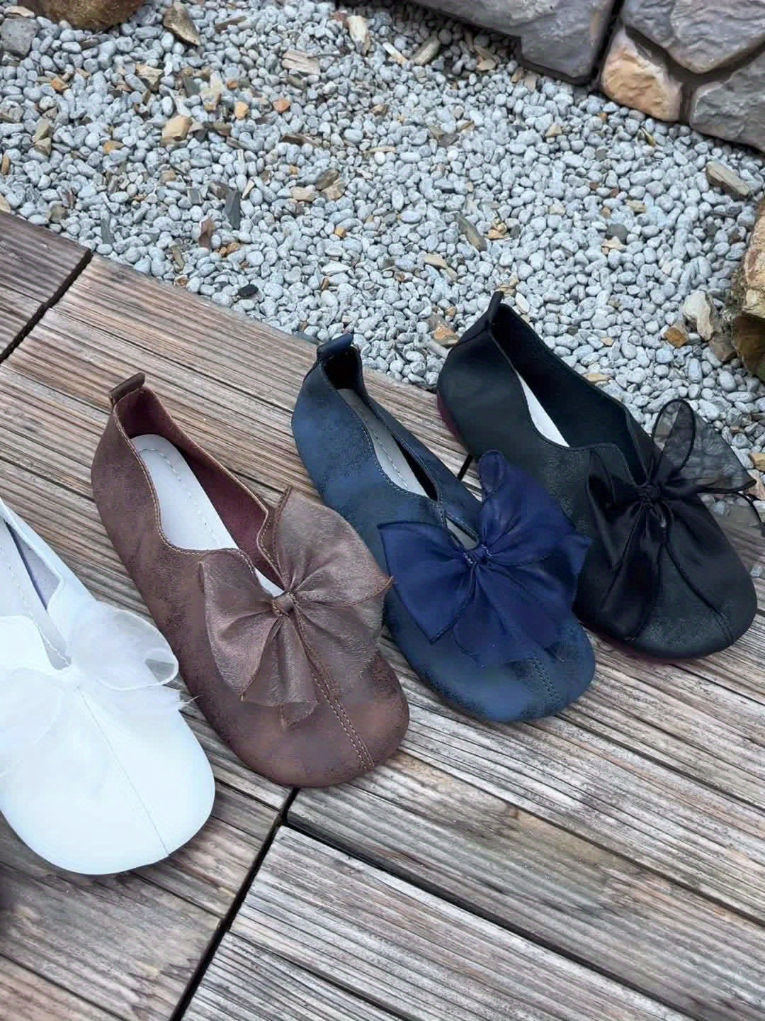 Kompletny widok na eleganckie baletki damskie z kokardą