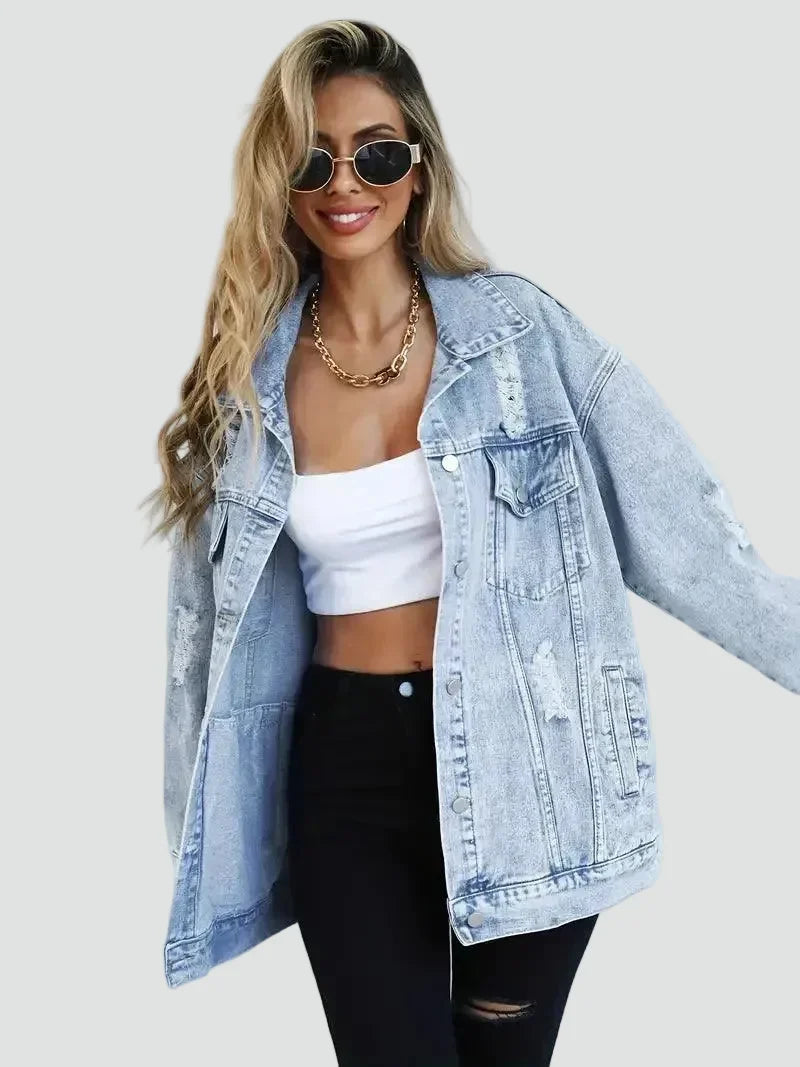 Stylowa kurtka z kieszeniami i przetarciami w odcieniu klasycznego denimu