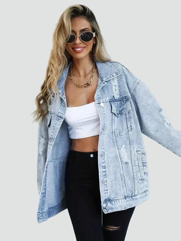 Stylowa kurtka z kieszeniami i przetarciami w odcieniu klasycznego denimu