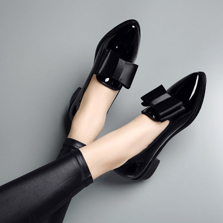Eleganckie wsuwane buty damskie z połyskującej skóry lakierowanej