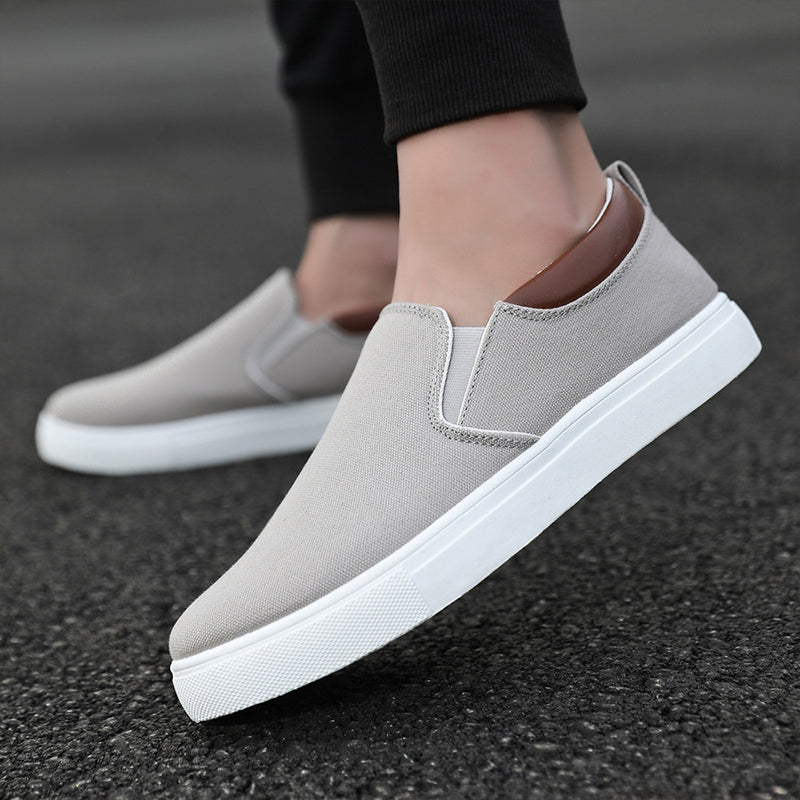 Stylizacja z męskimi wsuwanymi sneakersami w roli głównej