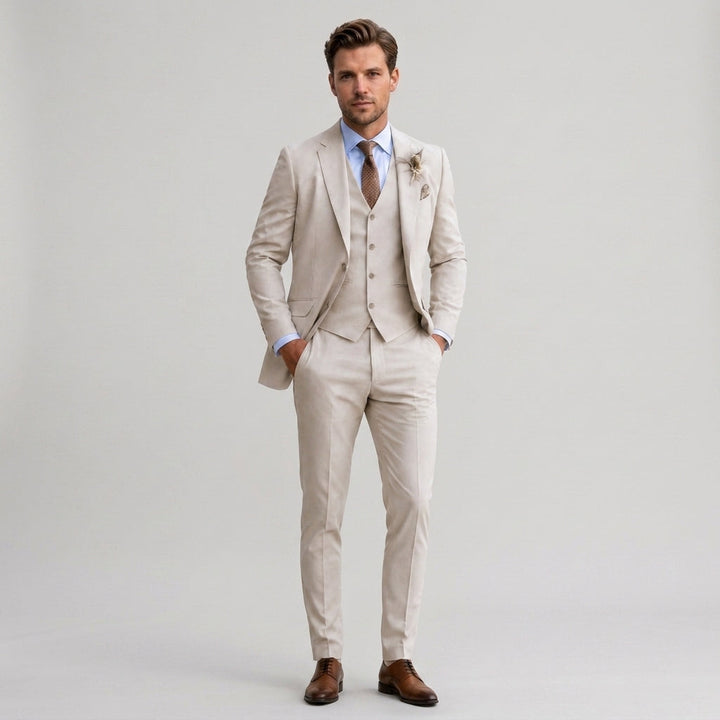 Mężczyzna w eleganckim beżowym garniturze trzyczęściowym Slim Fit