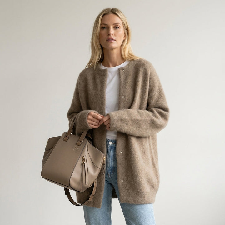 Modelka w eleganckim rozpinanym kardiganie z kieszeniami