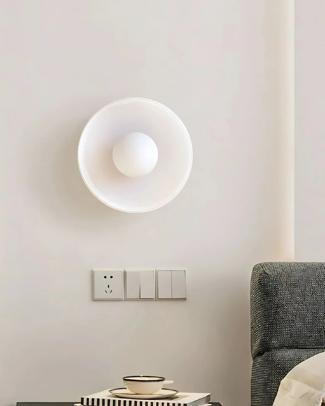 Designerski kinkiet dekoracyjny montowany na ścianie w pokoju