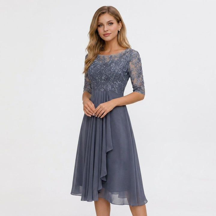 Widok z boku na elegancką sukienkę midi z koronkową górą