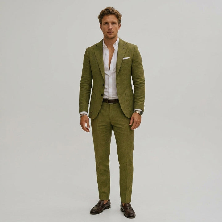 Mężczyzna w eleganckim oliwkowym garniturze dwuczęściowym slim fit z białą koszulą