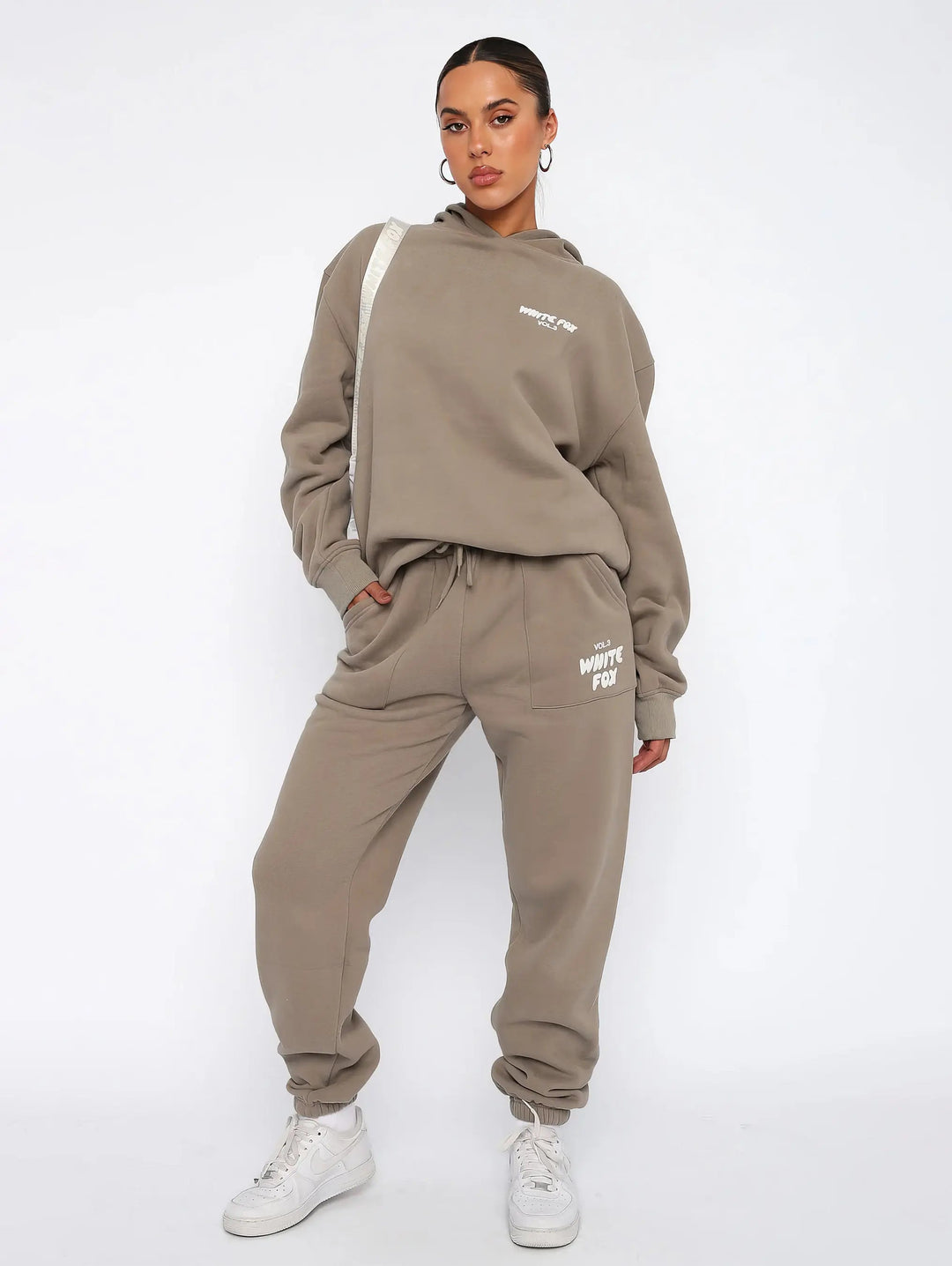 Modny dres oversize, zbliżenie na materiał i wykończenie