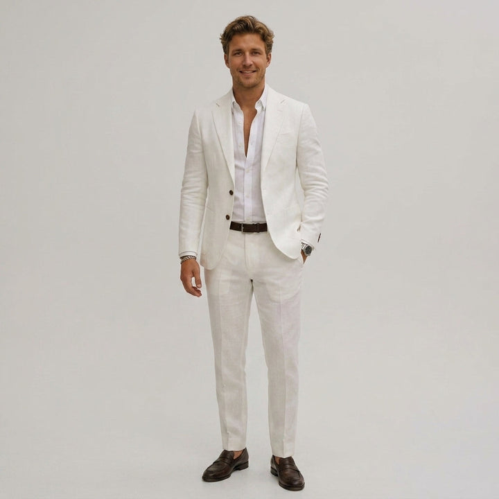 Komplet dwuczęściowy slim fit, cała sylwetka mężczyzny w eleganckim garniturze