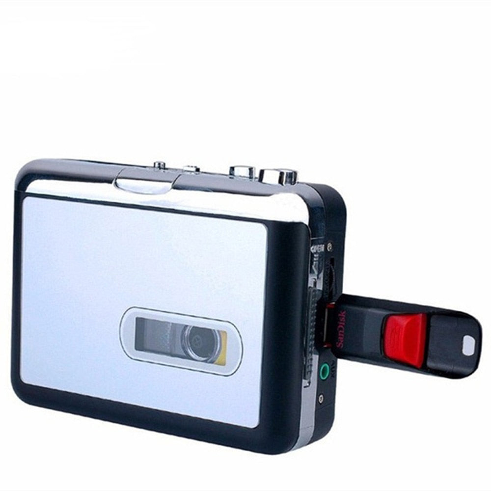 Przenośny konwerter kaset na USB w kolorze srebrno-czarnym podłączony do pendrivea