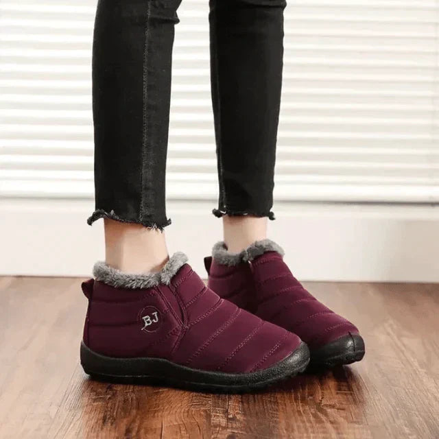 Damskie bordowe wodoodporne buty zimowe Maria na nogach