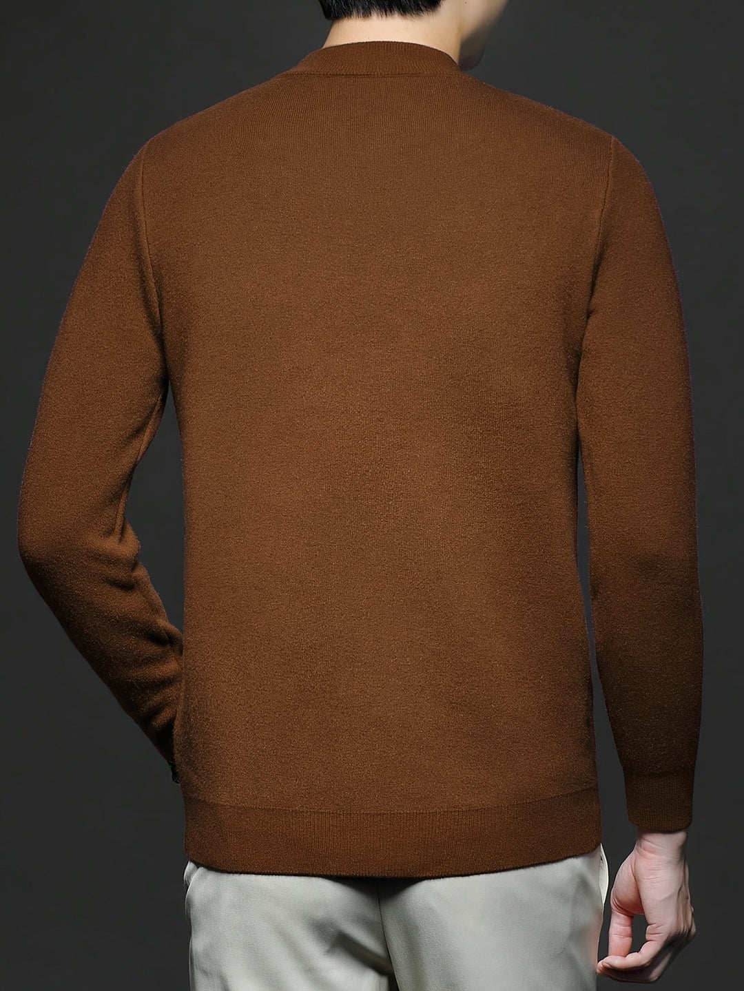 Stylowy sweter męski z golfem i ozdobnym splotem
