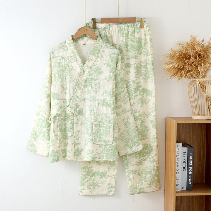 Zbliżenie na miękki materiał muślinowy i wykończenie damskiej piżamy kimono