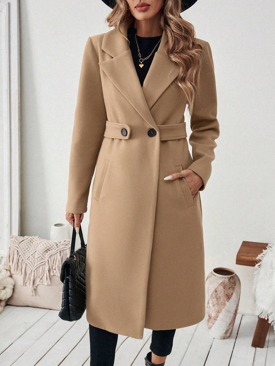 Kobieta w eleganckim płaszczu w kolorze khaki z paskiem i klapami