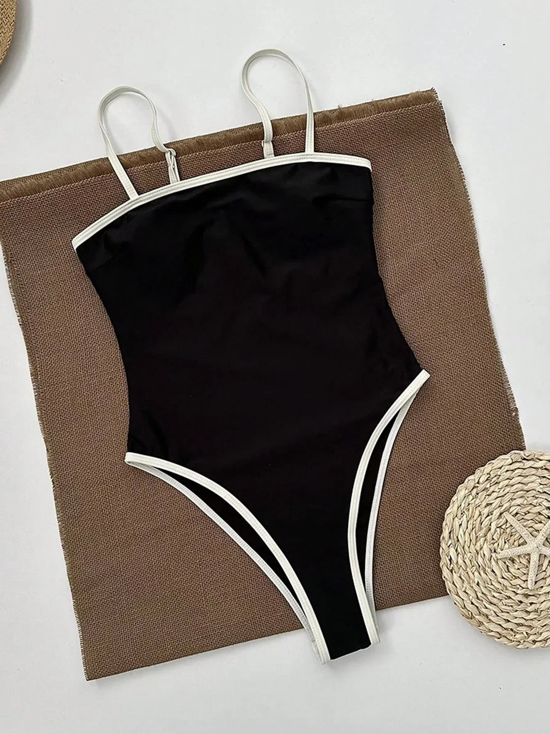 Minimalistyczny damski kostium kąpielowy jednoczęściowy na plażę