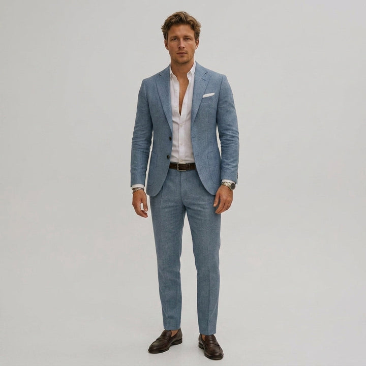 Męski elegancki garnitur dwuczęściowy slim fit, widok z tyłu dopasowanej marynarki