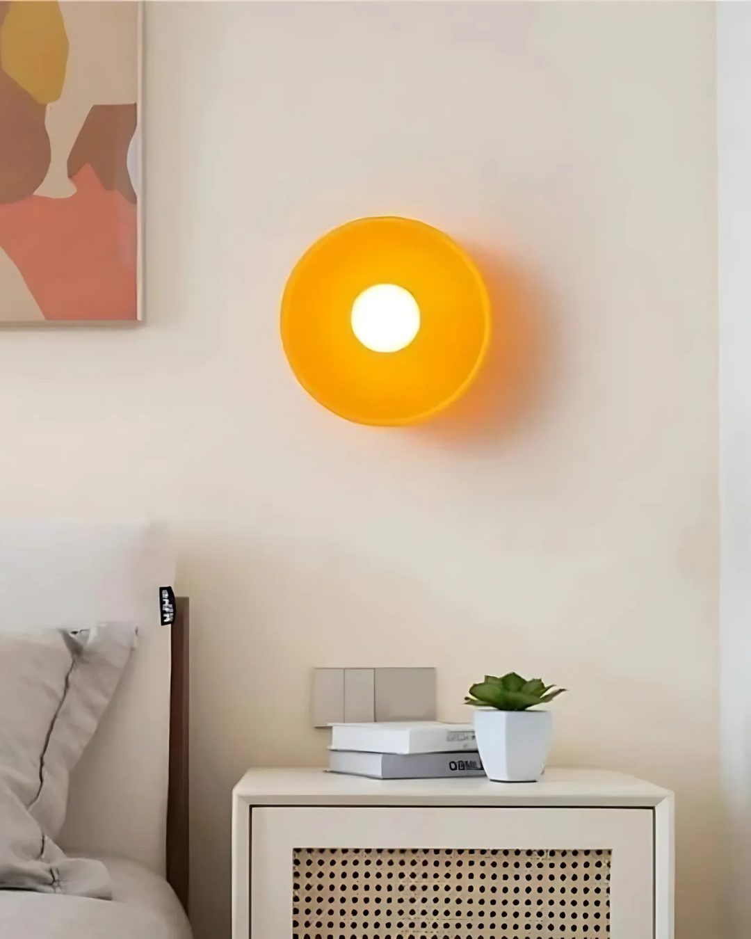 Eleganckie oświetlenie sypialni z użyciem designerskiej lampy