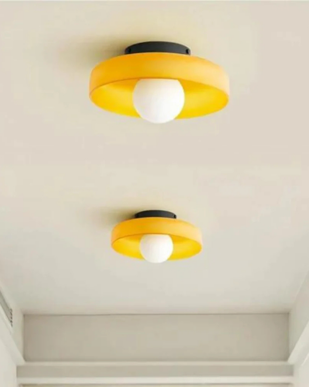 Nowoczesny kinkiet szklany jako ozdobna lampa ścienna