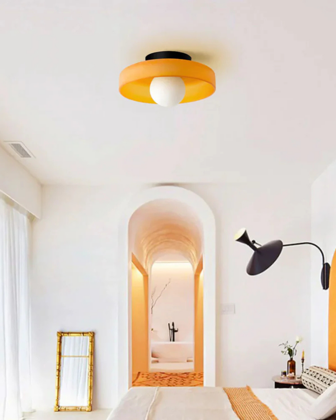 Stylowa dekoracja wnętrz z designerską lampą ścienno-sufitową