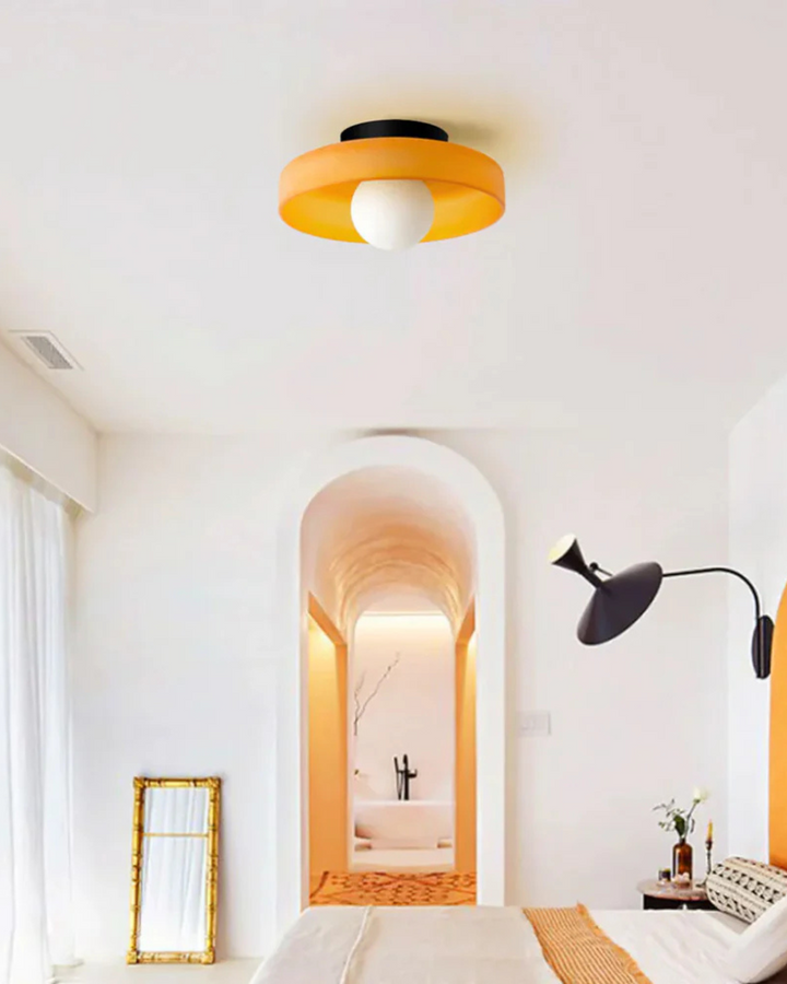 Stylowa dekoracja wnętrz z designerską lampą ścienno-sufitową