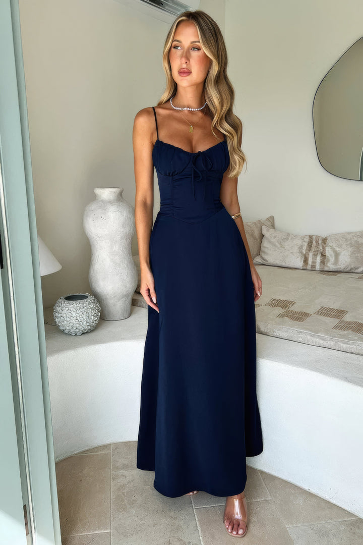 Kobieta w niebieskiej eleganckiej sukience maxi we wnętrzu