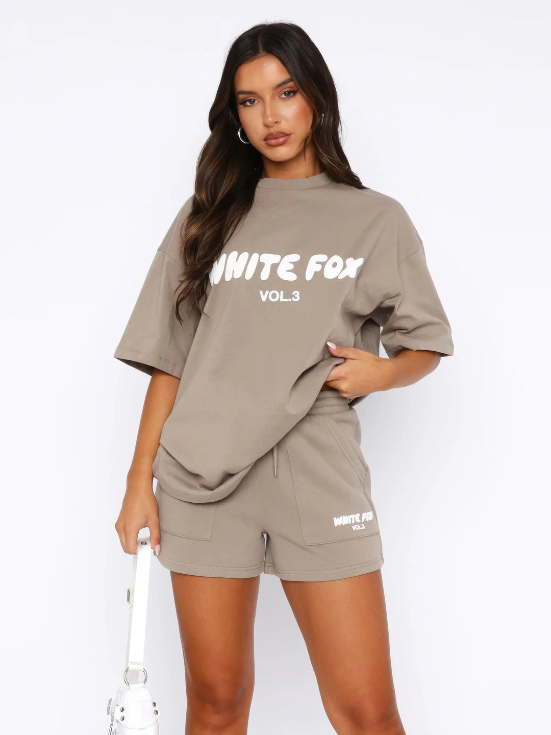 Modelka prezentująca kawowy komplet sportowy z T-shirtem i szortami