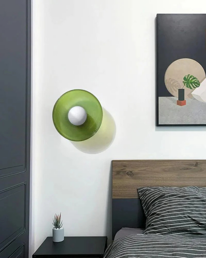 Nowoczesna lampa ścienna w sypialni nad szafką nocną tworząca nastrojowe światło