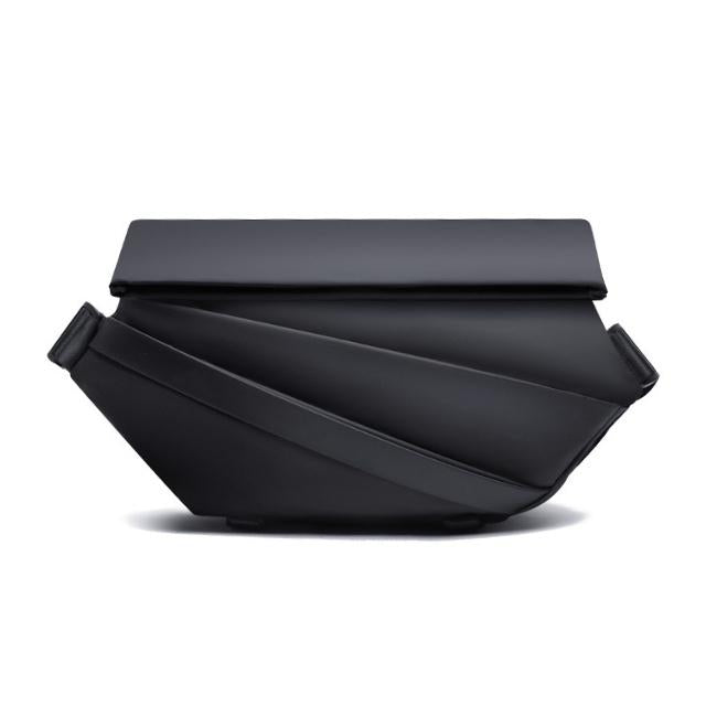 Czarna torba crossbody prezentowana na gładkim, neutralnym tle