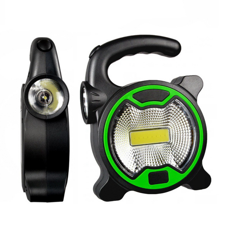 Lampa kempingowa LED włączona w ciemnym pomieszczeniu