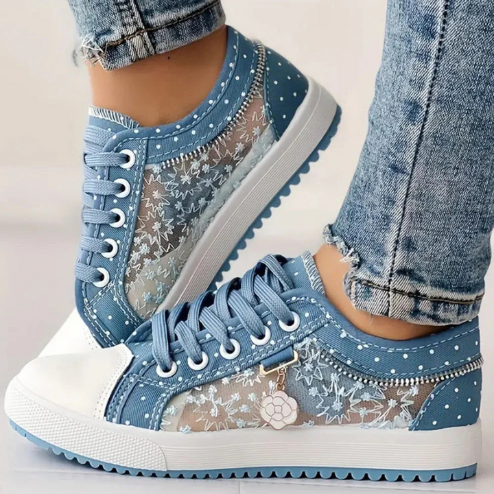 Damskie sneakersy Floria w odcieniach błękitu z haftem kwiatowym na siateczce